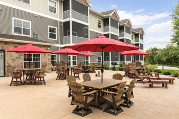 The estates at arbor oaks garden grill & picnic spaces